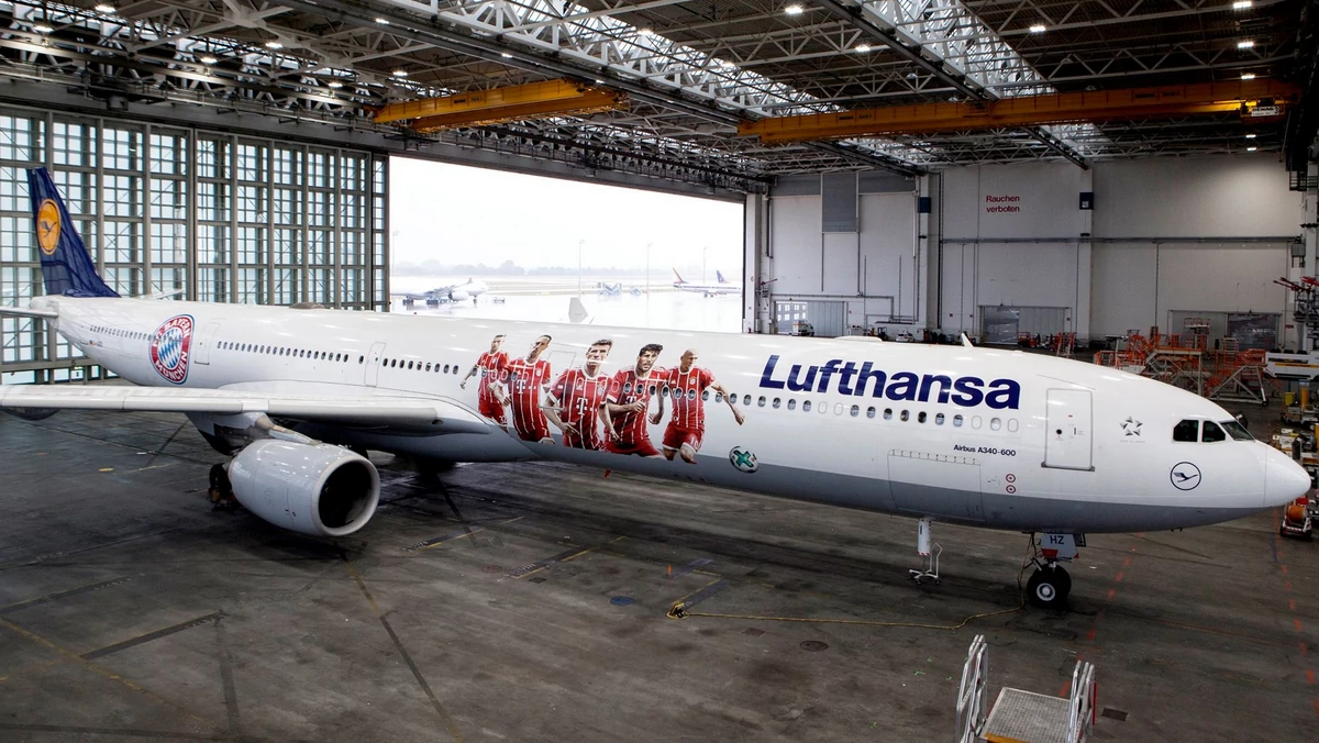 Linie lotnicze Lufthansa przyozdobiły jeden ze swoich samolotów wizerunkami piłkarzy klubu FC Bayern Monachium, wśród których znalazł się również Robert Lewandowski.