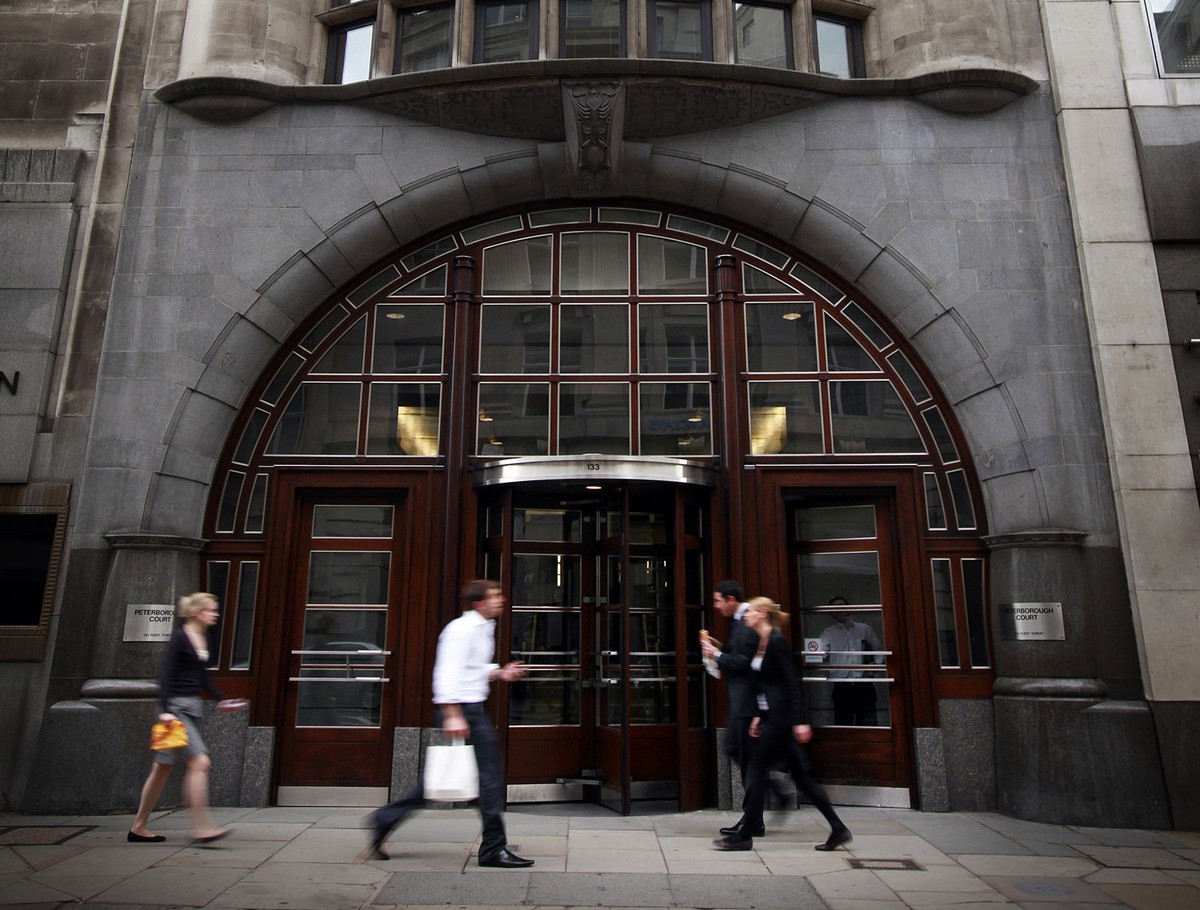 Goldman Sachs jest najbardziej dochodową spółką inwestycyjną na Wall Street. Na zdj. wejście do biura na Fleet w Street w Londynie.
