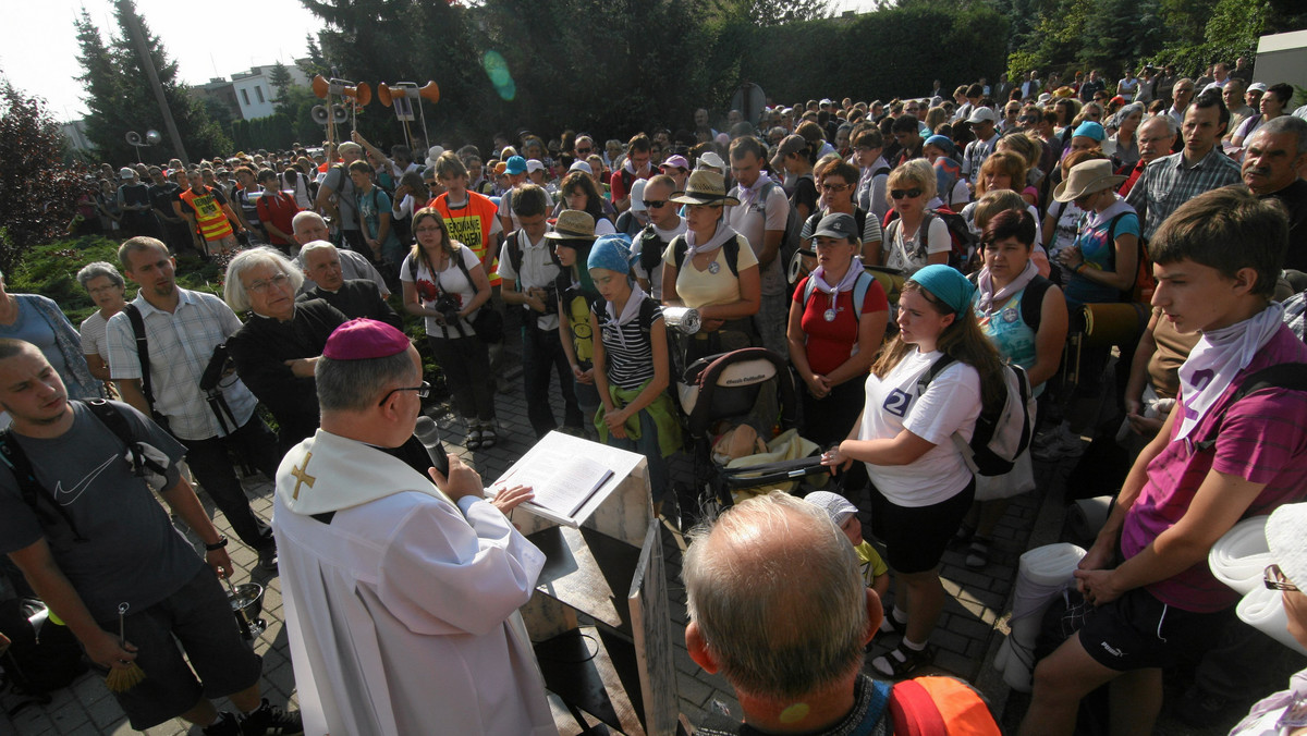 Polacy wierzą, że jako naród są otoczeni opieką Matki Bożej, dlatego kult maryjny stopniowo stał się nieodłącznym elementem polskiej tradycji. Turystyka religijna rozpowszechniła się w naszym kraju na początku lat 90. Związane było to przede wszystkim z działalnością bł. Jana Pawła II, który często podkreślał, że jako chłopiec pielgrzymował razem ze swoim ojcem.