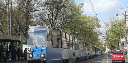 Mężczyzna wypadł z rozpędzonego tramwaju i...