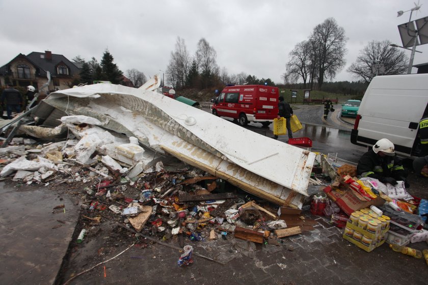 Tir staranował sklep