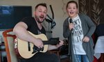 Gwiazda Voice of Poland Przemek Radziszewski uczy śpiewu 14-letnią Zuzię! 