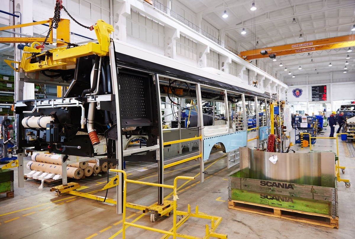 Linia produkcyjna w fabryce Scanii, jednego z wiodących, światowych producentów ciężkich samochodów ciężarowych, autobusów miejskich i turystycznych oraz silników przemysłowych i morskich Scania Production Słupsk S.A. w Słupsku, 4 bm. (aw/ukit) PAP/Adam Warżawa