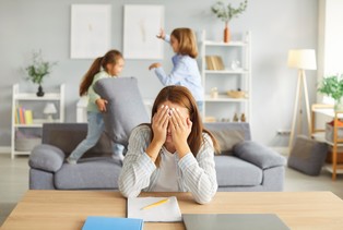 Pułapka w 800 plus. ZUS kontroluje wypłaty. Rodzice będą musieli oddać pieniądze