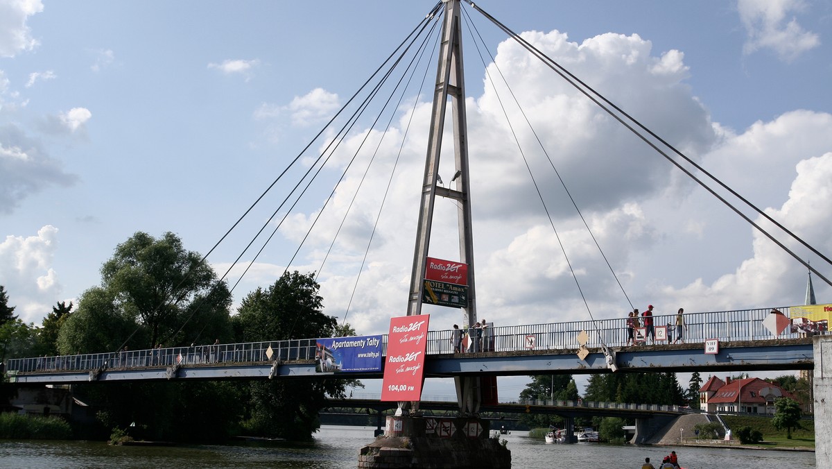 Z krajobrazu Mikołajek znika dobrze znany bywalcom Mazur most dla pieszych nad przesmykiem jezior Mikołajskie i Tałty - obecny jest rozbierany, a zastąpi go nowy, który architektonicznie będzie przypominał rozpięty żagiel.