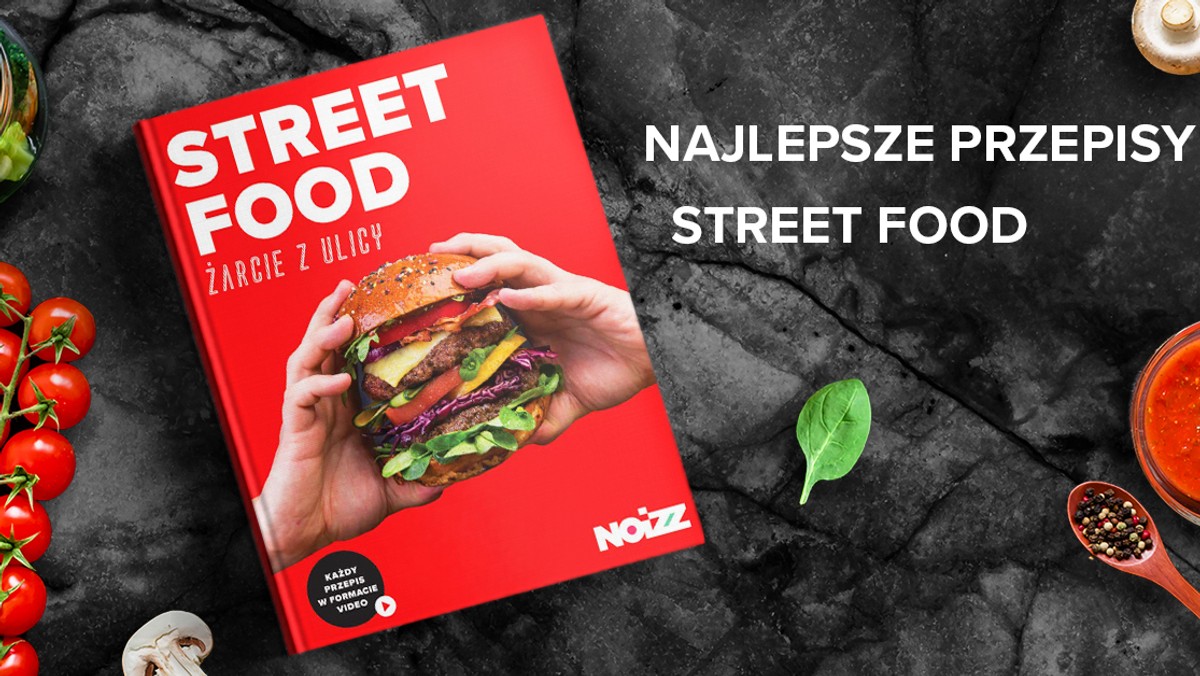 19 września br. Noizz.pl wypuści na rynek książkę „Street Food. Żarcie z ulicy”. Od bułki zjedzonej na ulicy do zjawiska kulturowego - street food idealnie wpisał się w wielkomiejski tryb życia. Publikacja ta, to nie tylko opis zjawiska i przewodnik po ustawionych w metropoliach foodtrackach, ale również bogato ilustrowana książka kucharska z przepisami z całego świata, także w formie wideo. Dla tych, którzy kochają eksperymenty we własnej kuchni, przygotowaliśmy multimedialne wersje przepisów z książki „Street Food. Żarcie z ulicy”, gdzie krok po kroku prezentujemy sposób przygotowania dań.