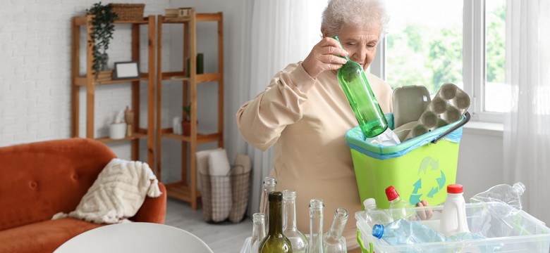 Niższe opłaty za śmieci dla seniorów w 2026. Kto może być zwolniony z opłat za śmieci?