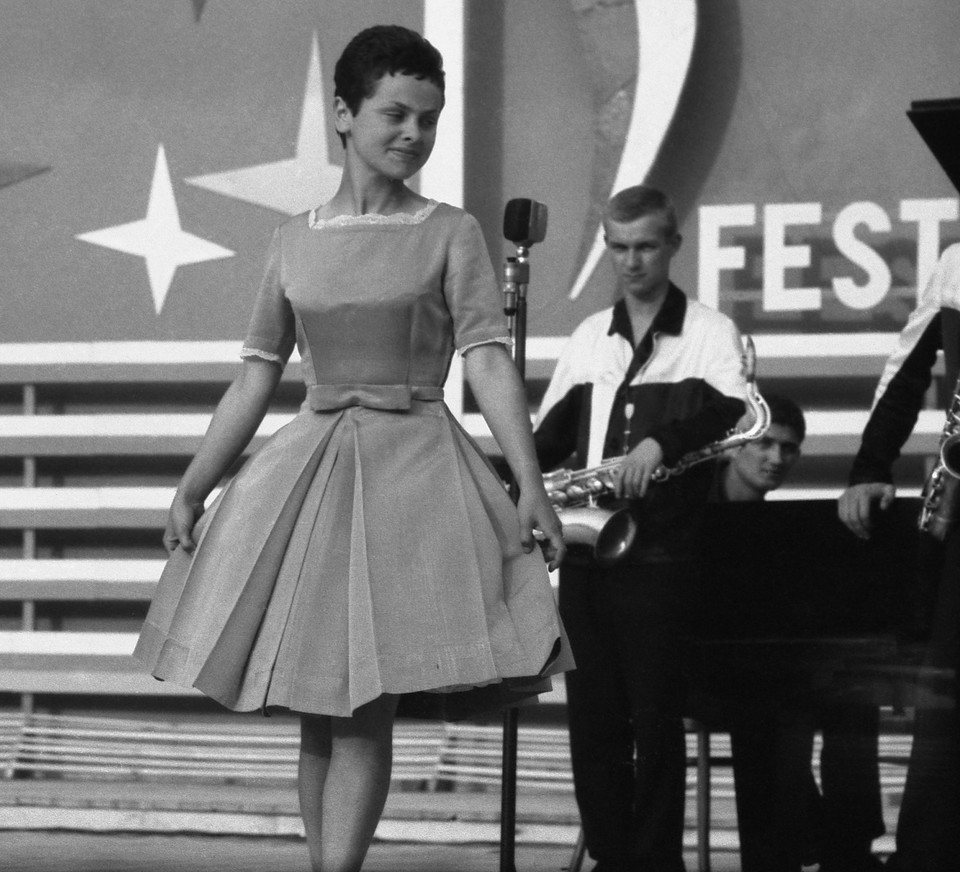 Katarzyna Sobczyk, która zdobędzie nagrodę dla debiutanki podczas KFPP w 1964 roku. Zaśpiewała wtedy "O mnie się nie martw"
