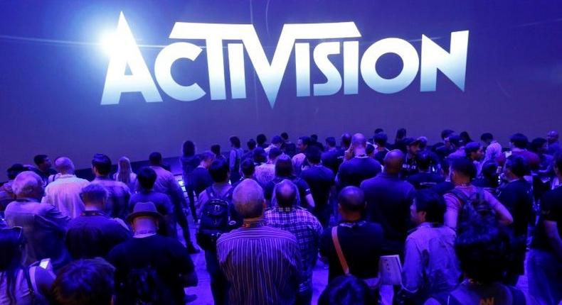 A crowd waits for a video presentation at the Activision booth during the 2014 Electronic Entertainment Expo, known as E3, in Los Angeles, California June 11, 2014.  REUTERS/Jonathan Alcorn/File Photo