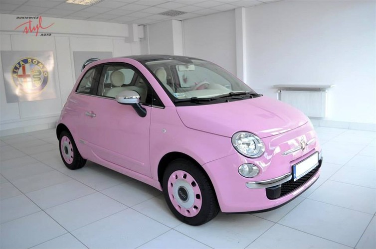 Grażyna Szapołowska sprawiła sobie różowego fiata 500