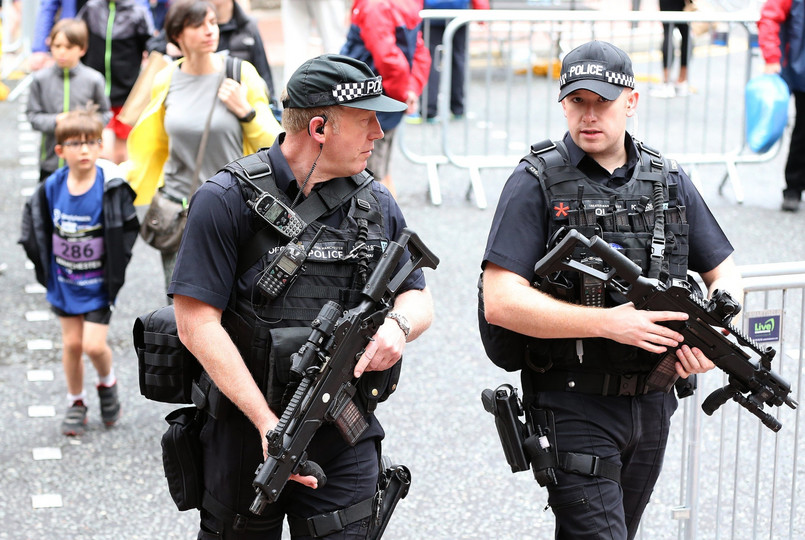 Uzbrojeni policjanci w Manchesterze, EPA/NIGEL RODDIS Dostawca: PAP/EPA.