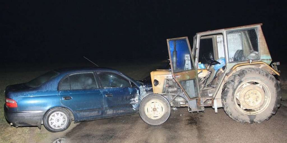 Pijany traktorzysta staranował auto