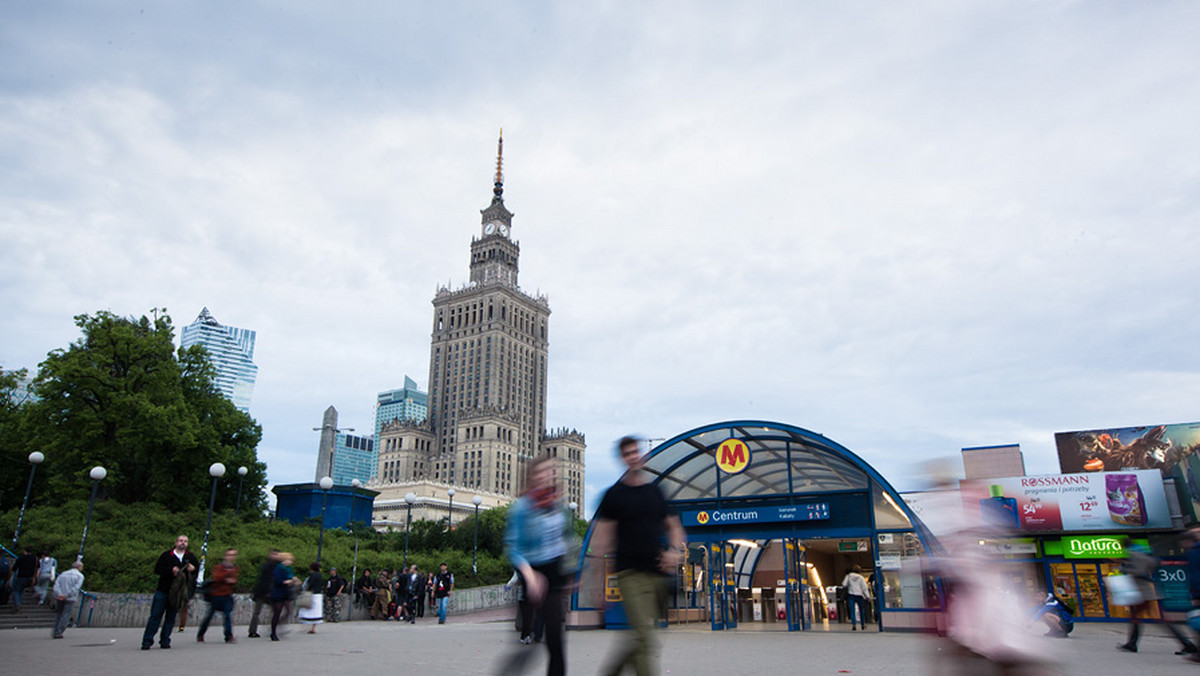 W Warszawie, na stacji Centrum, doszło do potrącenia mężczyzny przez pociąg metra. Poszkodowany w ciężkim stanie został zabrany do szpitala - podaje tvnwarszawa.pl.