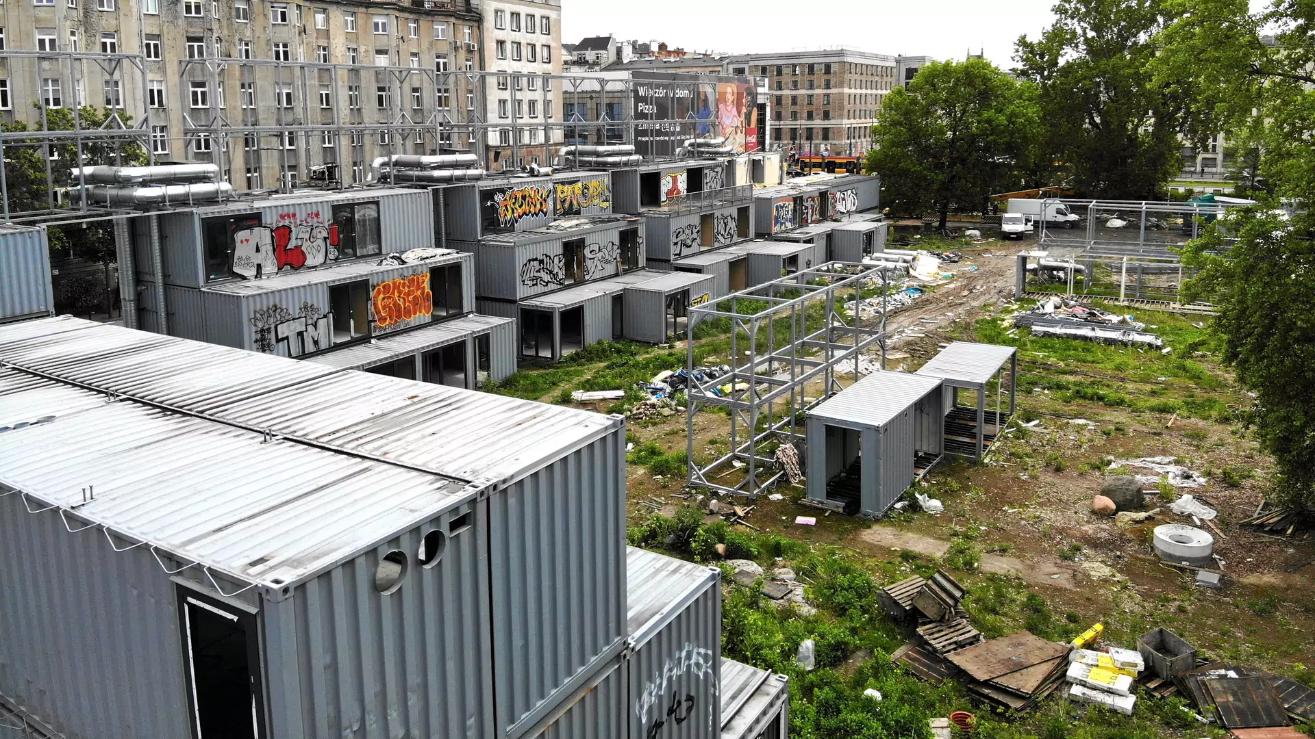 "Kawalerkowiec" może zastąpić cmentarz kontenerów w centrum stolicy