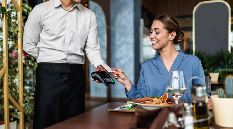 Az étteremben, ha elégedettek vagyunk a kiszolgálással, illik borravalót adni / Fotó: Shutterstock