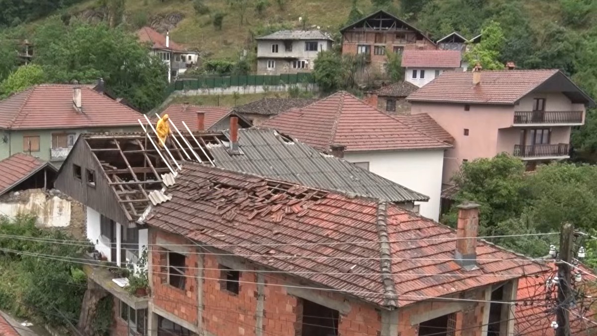 Olujno nevreme pogodilo Štrpce/vetar iščupao krov sa kuće 