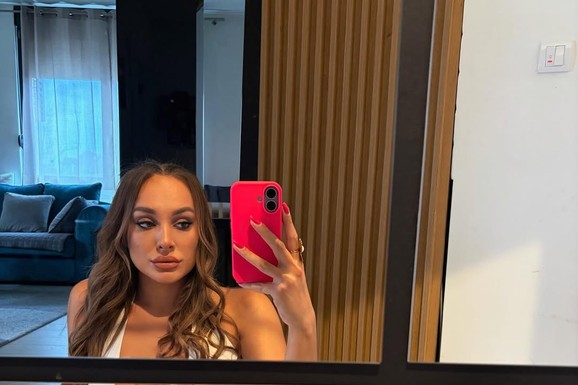 LEGLA NA POD ISPRED OGLEDALA, A DEKOLTE BUKTI Luna Đogani izazovno pozirala, a komplimenti se samo nižu (FOTO)