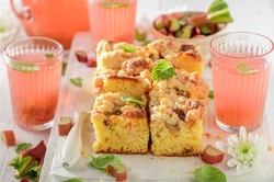 Obłędne ciasto z rabarbarem. Goście poproszą o więcej. Tak robi je Remigiusz Rączka