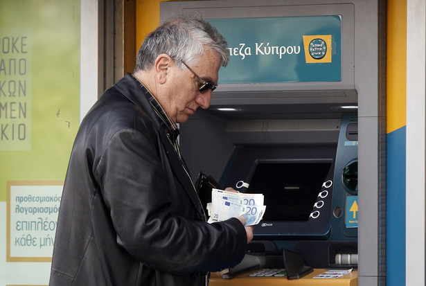 Przed bankomatami na Cyprze ustawiły się wczoraj długie kolejki ludzi podejmujących pieniądze.