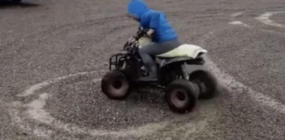 Dziecko "kręciło bączki" na quadzie przed urzędem. Gmina liczy straty