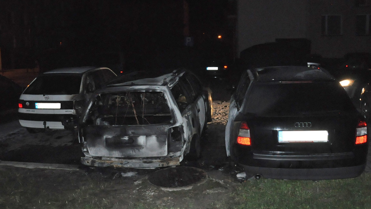 Na jednym z osiedli w Piszu spłonął samochód osobowy. W wyniku pożaru uszkodzone zostały zaparkowane obok auta. Jak się okazało, do zdarzenia doszło podczas gdy dwóch mężczyzn przelewało paliwo przy świetle… zapalniczki.