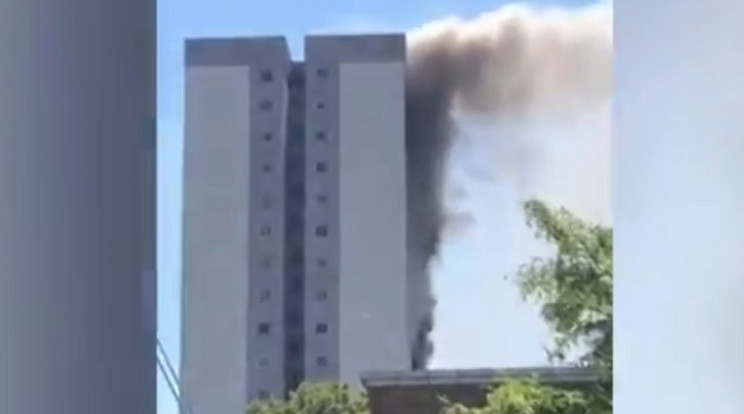 A füst beborította a 22 emeletes épület egyik felét / Fotó: YouTube