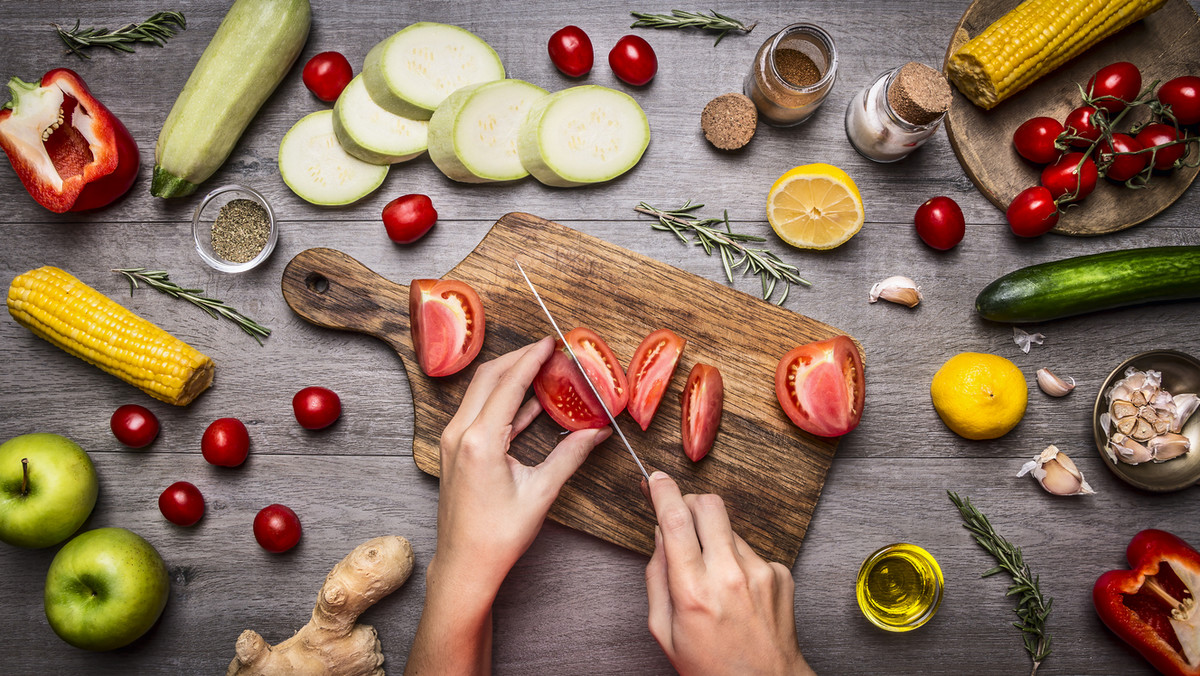 Dieta wegetariańska i wegańska cieszy się coraz większą popularnością. Wiele osób świadomie rezygnuje ze spożywania mięsa zastępując je pokarmem roślinnym. W przyszłości być może ten żywieniowy trend okaże się nie dobrowolnym wyborem, a koniecznością.