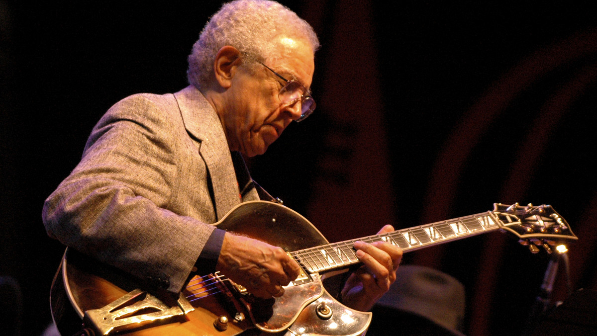 Gitarzysta jazzowy Kenny Burrell może zostać bez dachu nad głową i środków do życia - alarmują amerykańskie media. Żona legendarnego muzyka - współpracownika m.in. Raya Charlesa, Jamesa Browna, Cheta Bakera i Louisa Armstronga, idola Jimi'ego Hendrixa - zwraca się do fanów z prośbą o pomoc. W sieci trwa zbiórka wspomagająca 87-letniego gitarzystę. W ciągu kilku dni zebrano ponad 170 tys. dol. 