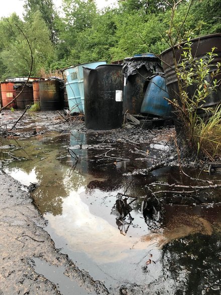 Odpady niebezpieczne na terenie byłych zakładów Terpen - 27.08.2022 - autor: Nadesłane przez czytelnika