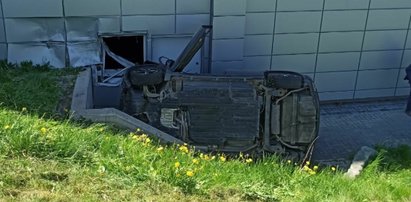 Groźny wypadek w punkcie szczepień drive-thru. Auto spadło ze skarpy