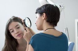 Badanie włosów i skóry głowy. Na czym polega i co pozwala zdiagnozować?