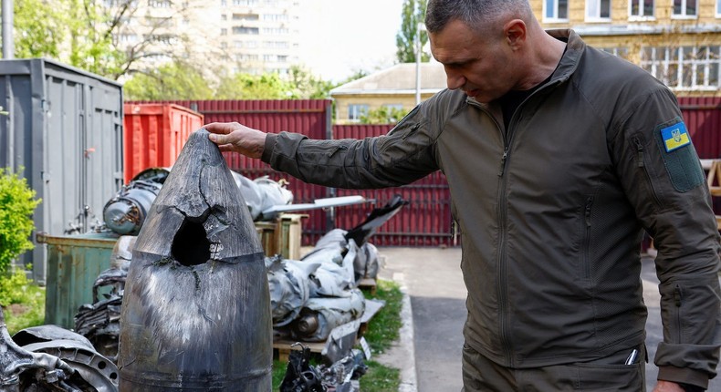 Kyiv Mayor Vitali Klitschko shows a Kh-47 Kinzhal missile shot down by a Ukrainian Air Defence unit, at a compound of the Scientific Research Institute in Kyiv, Ukraine, May 12, 2023.REUTERS/Valentyn Ogirenko