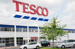 Tesco ogłosiło warunki zwolnień grupowych. Firma oferuje zwalnianym dodatkowo jedną pensję