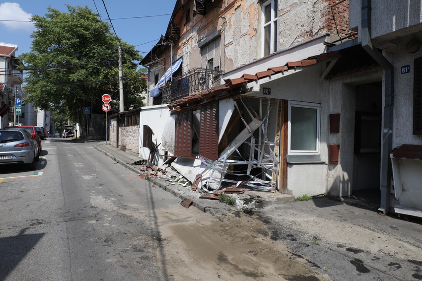 Ulaz u kuću u Šumatovačkoj ulici potpuno uništen 