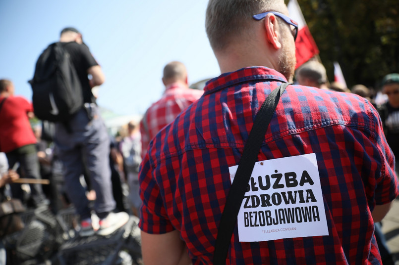 Uczestnicy marszu pod hasłem Zakończyć pandemię