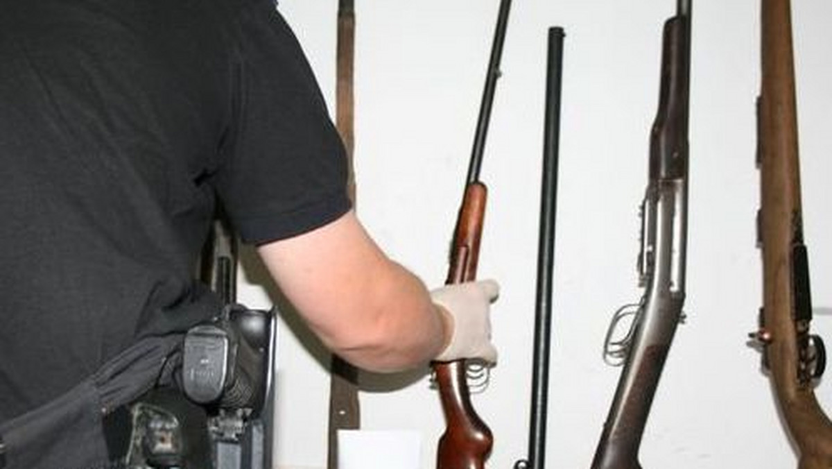 6 sztuk ostrej broni, ponad 200 nabojów, granat i pocisk armatni znaleźli otwoccy policjanci u 44-letniego "kolekcjonera".