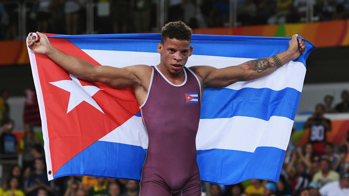 Pierwszym złotym medalistą w zapasach na igrzyskach olimpijskich w Rio de Janeiro został Ismael Borrero Molina w kategorii 59 kg mężczyzn stylem klasycznym. Rywalem Kubańczyka w finale był Shinobu Ota z Japonii.