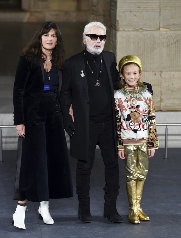 Karl Lagerfeld i Hudson Kroenig podczas pokazu Chanel
