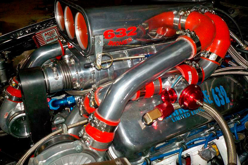 Wyspecjalizowana w sporcie motorowym firma Dart Racing z Georgii zainstalowała dodatkowo 4 turbosprężarki o ciśnieniu 1,8 bara i kompresor. Układ wtryskowy również pochodzi ze sportu