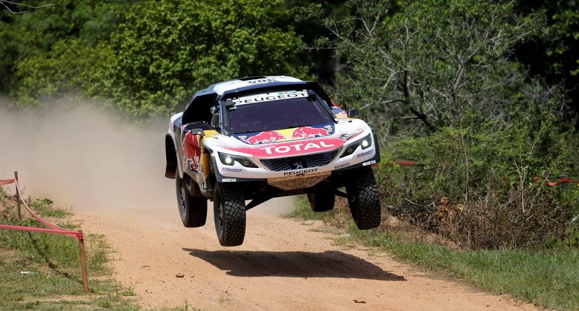 Rajd Dakar 2017: Carlos Sainz miał przerażający wypadek. WIDEO