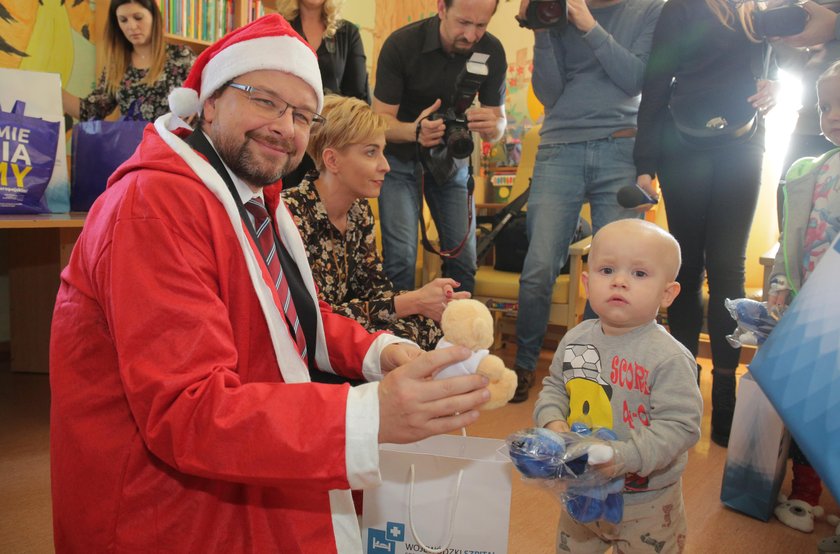 wicemarszałek Piotr Adamczyk w roli św. Mikołaja