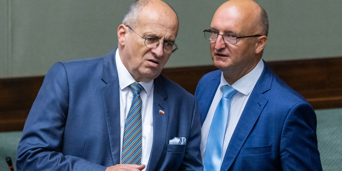 Były minister spraw zagranicznych Zbigniew Rau oraz jego ówczesny zastępca Piotr Wawrzyk podczas posiedzenia Sejmu w sierpniu 2022 r.