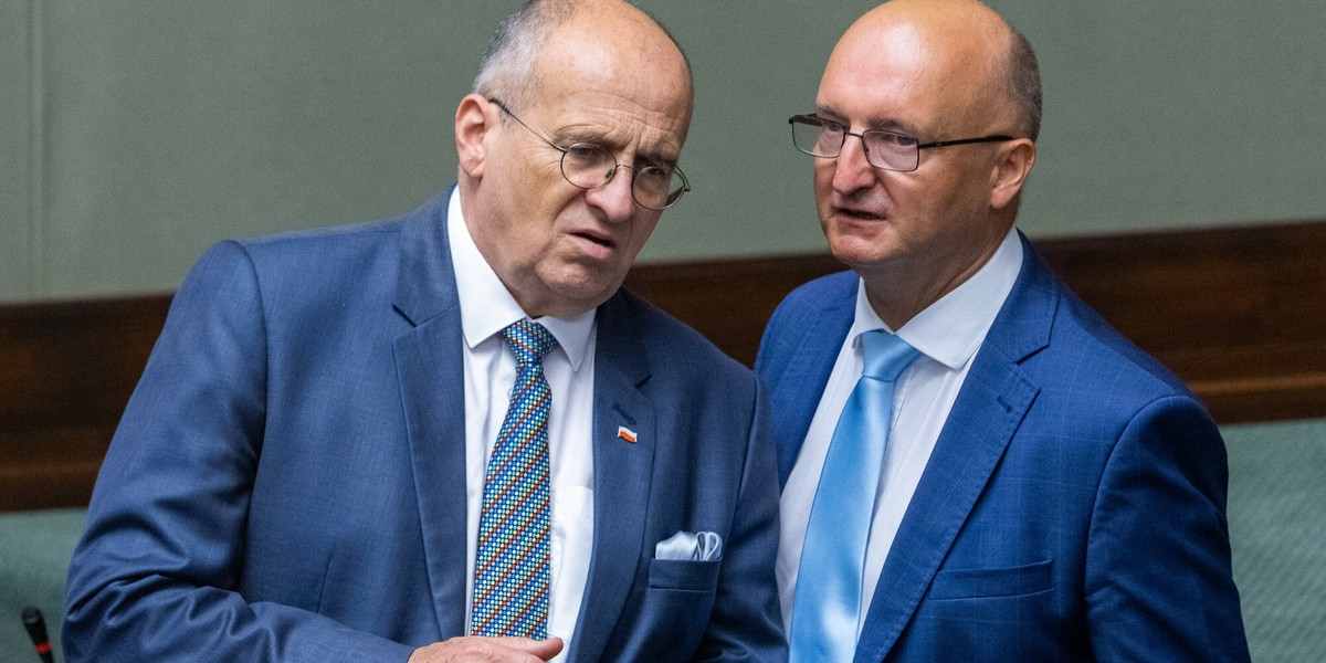 Były minister spraw zagranicznych Zbigniew Rau oraz jego ówczesny zastępca Piotr Wawrzyk podczas posiedzenia Sejmu w sierpniu 2022 r.