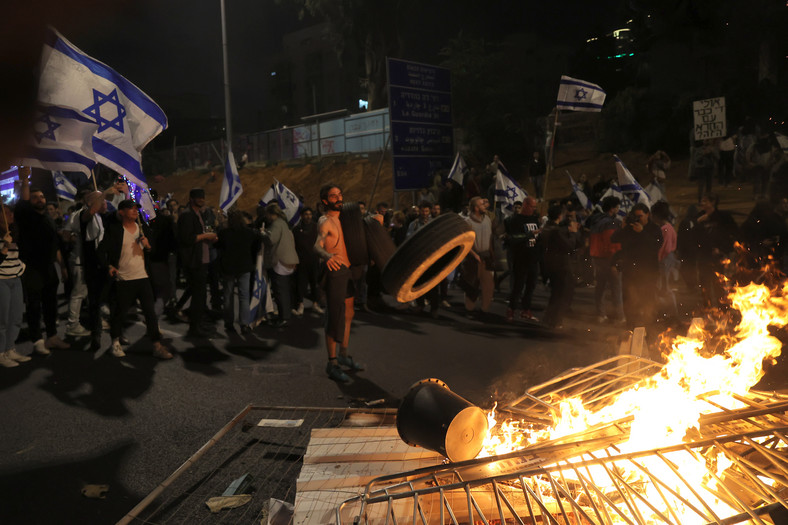Izraelczycy palą opony na ulicach Tel Awiwu, 27 marca 2023 r.