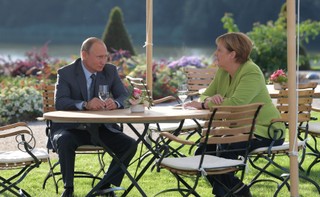 Ofensywa uprzejmości legalizuje putinizm w Niemczech i Austrii