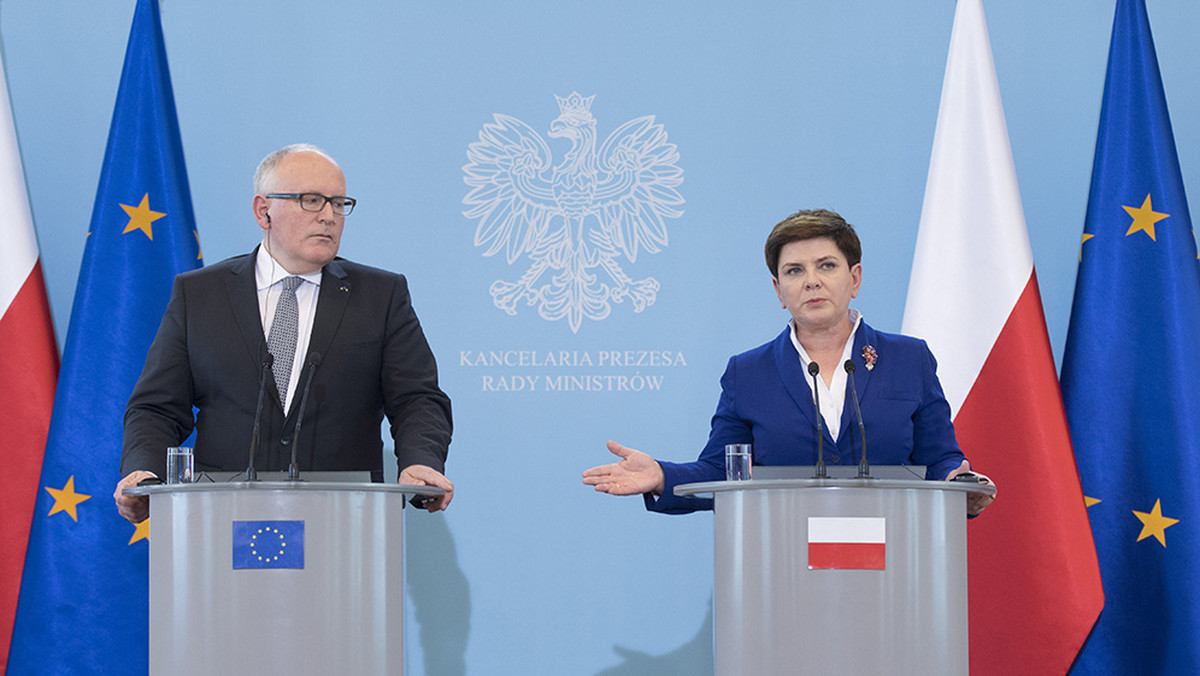 Polski rząd stoi przed dylematem. Albo będzie dążył do kompromisu za wszelką cenę, albo przyjmie wyzwanie Komisji Europejskiej (KE). Nie ma drogi pośredniej.