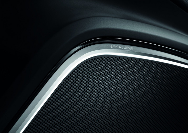 Firmowe logo Bang &amp; Olufsen w Audi A3 jest wycinane laserowo.