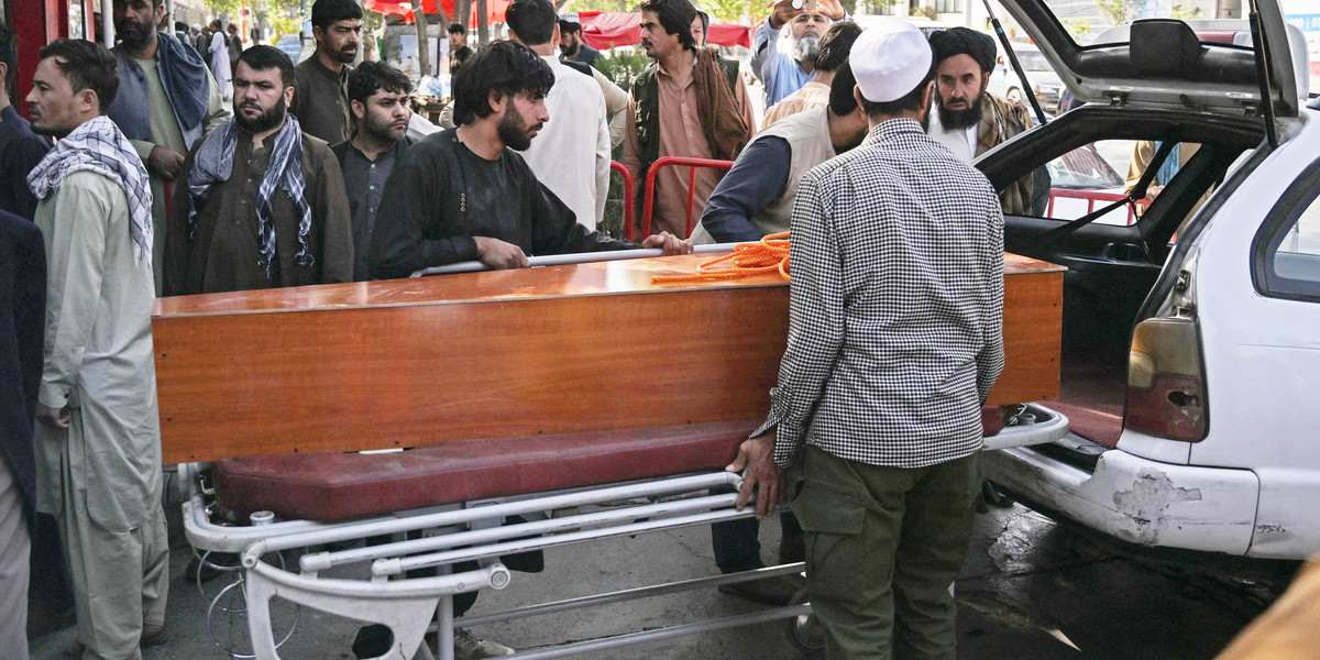 Dziewczynka zmarła na rękach tłumacza po zamachach w Kabulu.