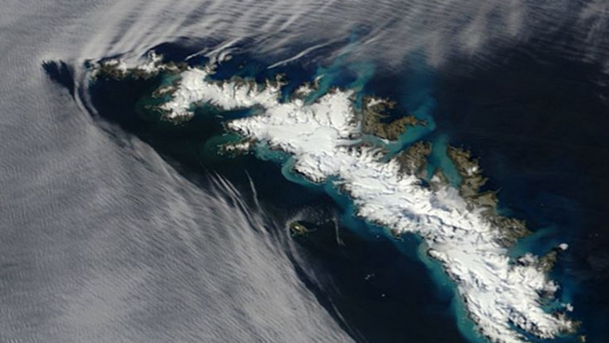 Nad Georgią Południową i Sandwichem Południowym, wyspami na Oceanie Atlantyckim, które stanowią brytyjskie terytorium zamorskie, zaobserwowano niesamowite chmury. Zdjęcie satelitarne zostało opublikowane w Internecie przez NASA.