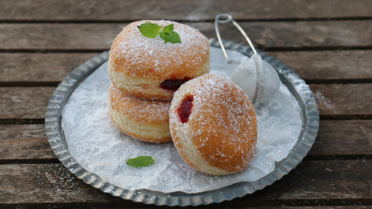 Pączki z różą - jak zrobić? Przepis na pączki z nadzieniem różanym